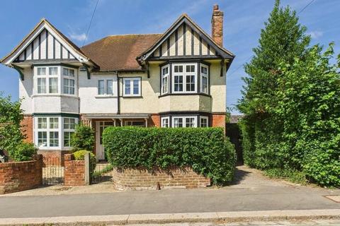 5 bed property, in Vyne Road, £625,000