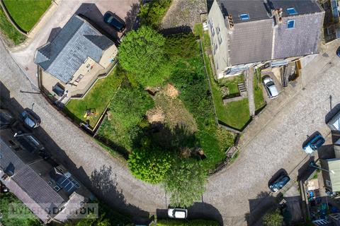 Land, in Wakefield Gate, £140,000