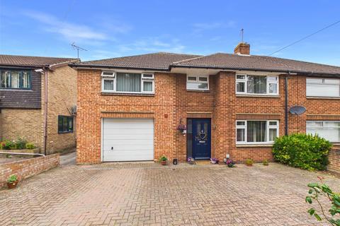 4 bed property, in St. Johns Avenue, £440,000