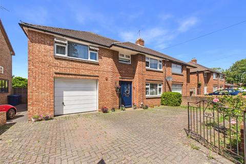 4 bed property, in St. Johns Avenue, £425,000