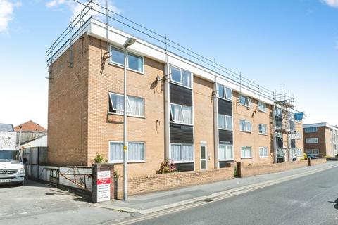 2 bed property, in Rawcliffe Street, £70,000