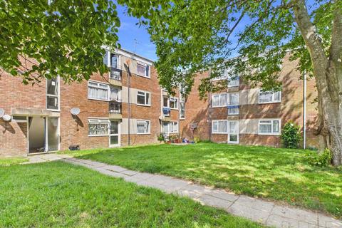 2 bed property, in Barley Close, £180,000