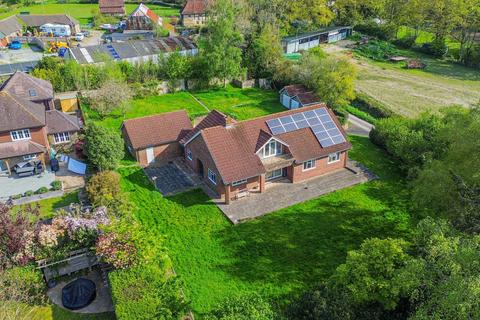 5 bed property, in Wivelsfield Green, £900,000