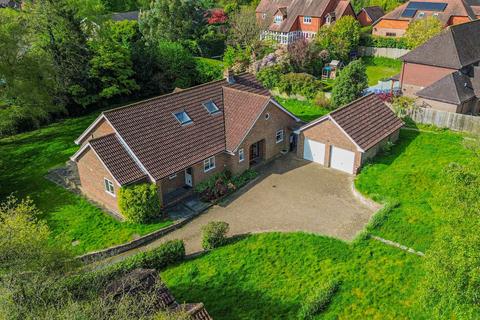 5 bed property, in Wivelsfield Green, £900,000