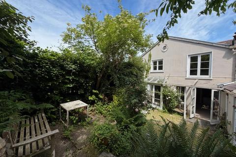 4 bed property, in King Street, £395,000