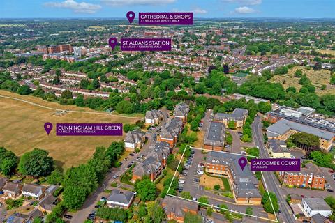 1 bed property, in Dexter Close, £275,000