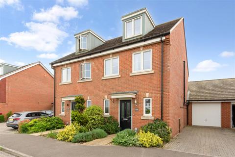 3 bed property, in Hangar Drive, £365,000