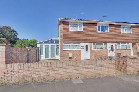 2 bed property, in Ticonderoga Gardens, £250,000