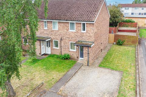 2 bed property, in Celtic Close, £250,000