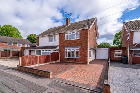 2 bed property, in Lyndale Drive, £230,000