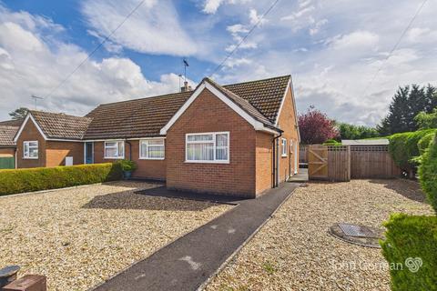 2 bed property, in Pine Walk, £249,950