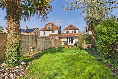 3 bed property, in Castle Road, £475,000