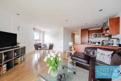 2 bed property, in Magellan House, £215,000
