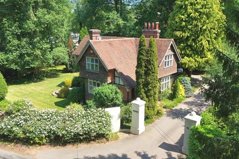 4 bed property, in Spronketts Lane, £795,000