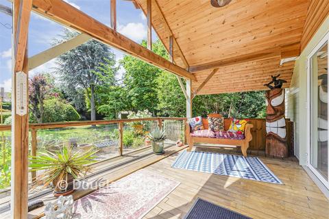2 bed property, in Middle Street, £650,000