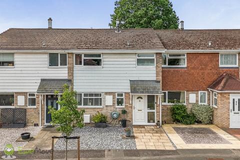 3 bed property, in Hangar Road, £325,000