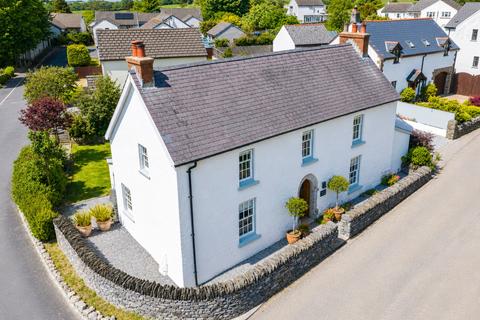 4 bed property, in St. Florence, £780,000