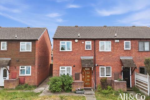 2 bed property, in Wood Avenue, £280,000