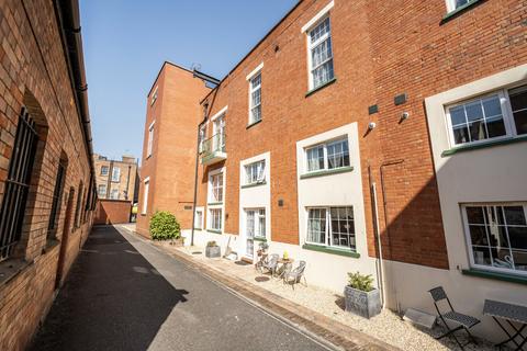 1 bed property, in Whirligig Lane, £170,000