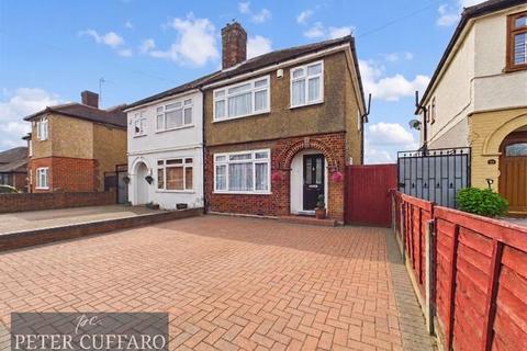 3 bed property, in Middlefield Road, £450,000