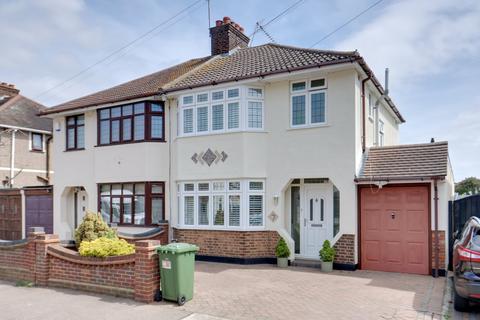 3 bed property, in Maclennan Avenue, £499,995