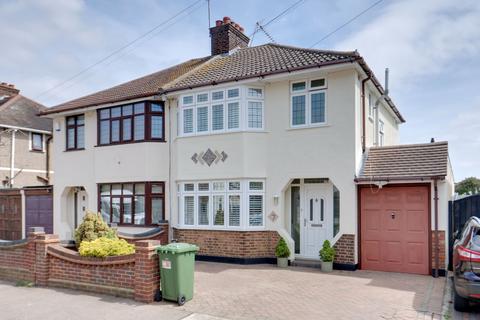 3 bed property, in Maclennan Avenue, £499,995