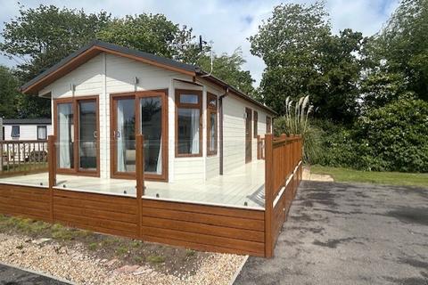 2 bed property, in Chichester Lakeside Holiday Park – Sussex, £84,995