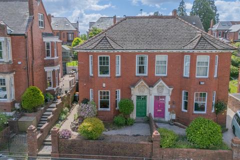 4 bed property, in Fields Park Road, £490,000