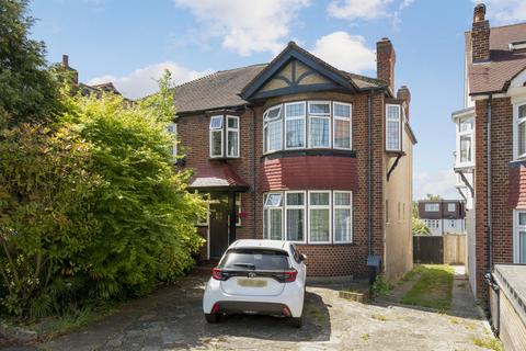 3 bed property, in Parkway, £850,000