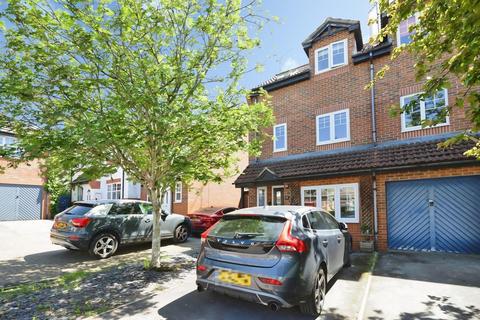 3 bed property, in St Annes Close, £410,000