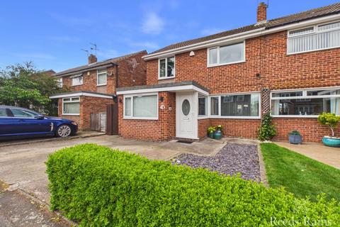 3 bed property, in Dunlin Close, £225,000