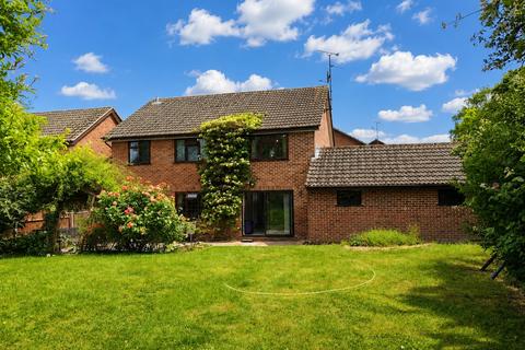6 bed property, in Blenheim Close, £725,000
