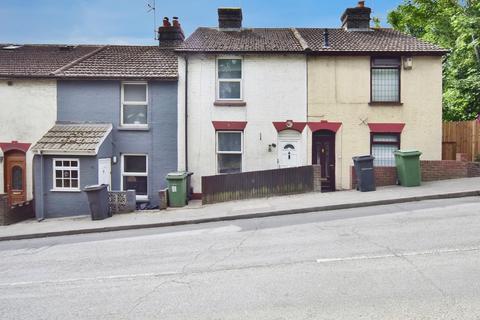 2 bed property, in Farleigh Hill, £270,000