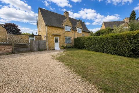 2 bed property, in The Glebe, £325,000