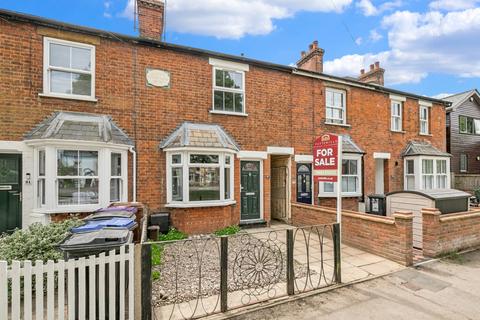 2 bed property, in Woolgrove Road, £400,000