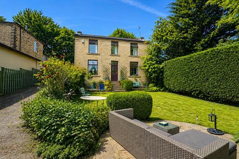 3 bed property, in Bradford Road, £275,000