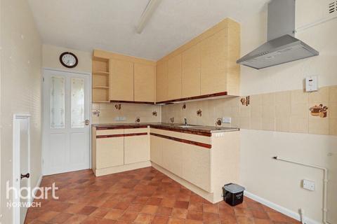 3 bed property, in Salhouse Road, £230,000
