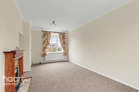 3 bed property, in Salhouse Road, £230,000
