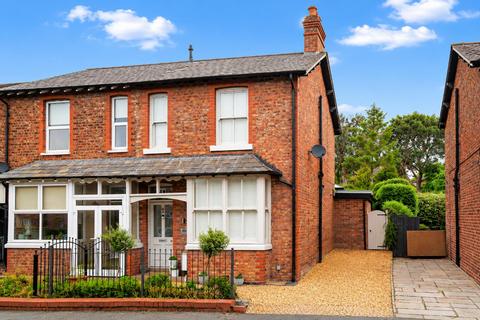 3 bed property, in Brook Lane, £650,000