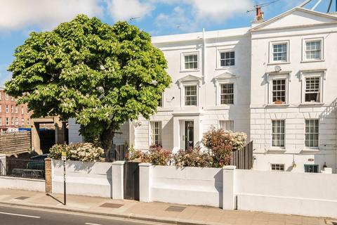 2 bed property, in Fulham Road, £575,000