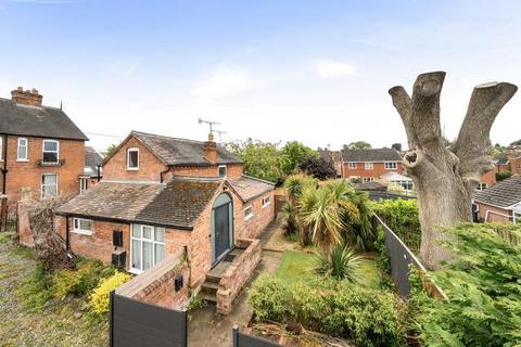 2 bed property, in Barons Cross Road, £200,000