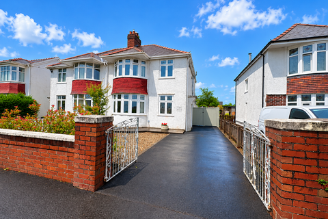 3 bed property, in Myddynfych Drive, £299,950