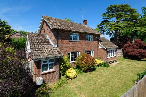 3 bed property, in Pluckley Road, £575,000