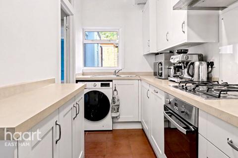3 bed property, in Market Street, £450,000