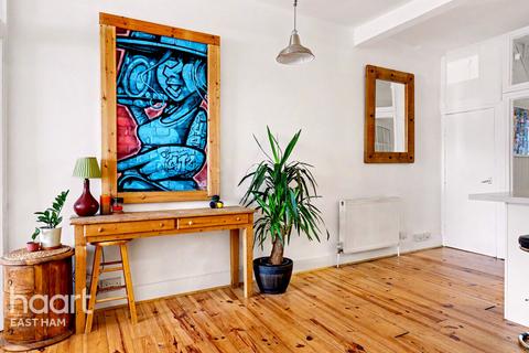 3 bed property, in Market Street, £450,000