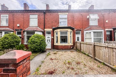 2 bed property, in Leigh Road, £145,000