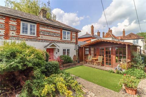 2 bed property, in High Street, £385,000