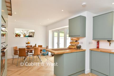 3 bed property, in Carden Hill, £450,000