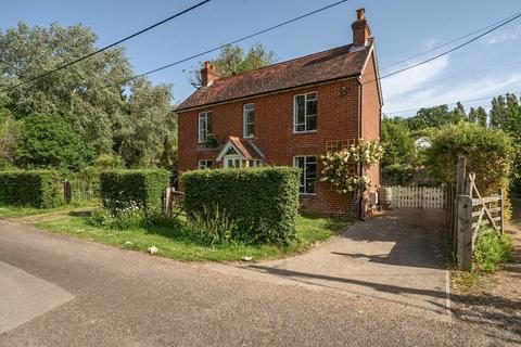 3 bed property, in Ludwells Lane, £785,000