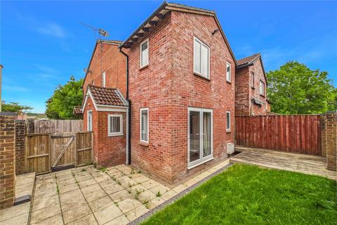 3 bed property, in Monkswood Crescent, £260,000